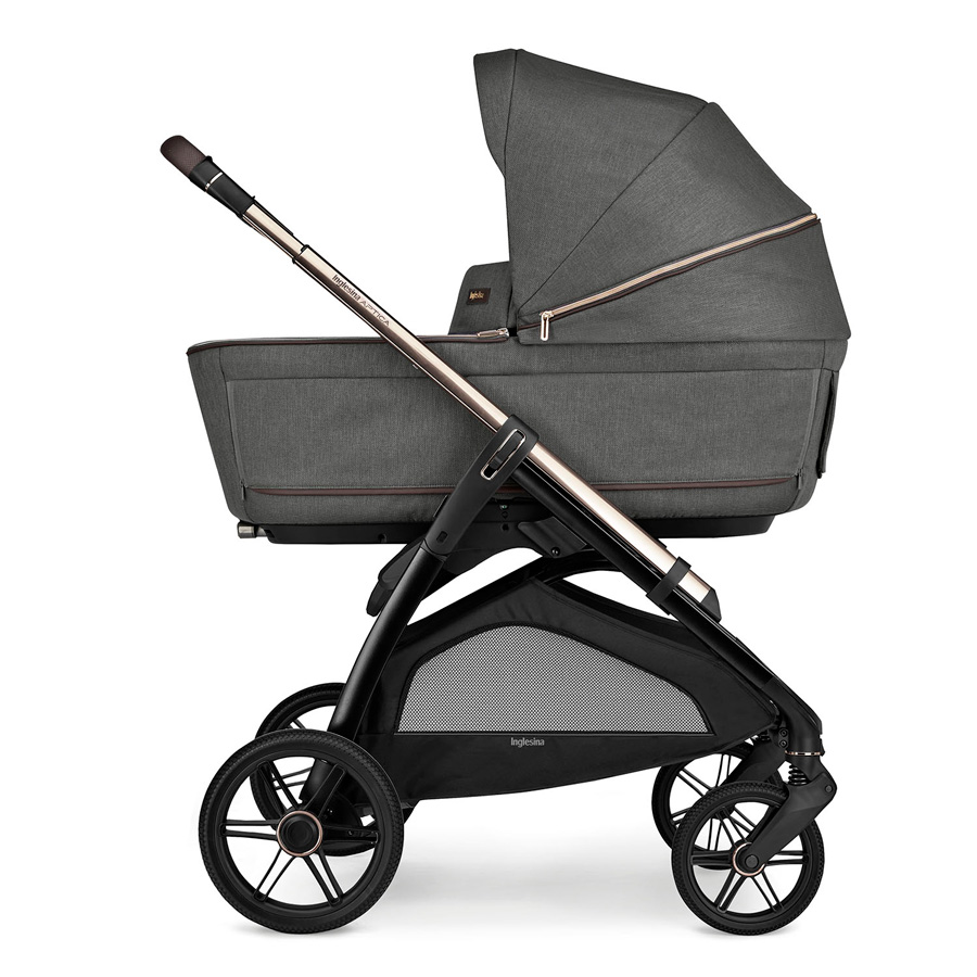 Inglesina Kočárek Inglesina Aptica Darwin Recline 4v1 2025 Velvet Grey" "Barva:šedé|Materiál:melange|Počet kol:čtyřkolové|Požadované vlastnosti:odpružení, Zatáčecí kola, Lze připevnit autosedačku|Typ:kombinované|