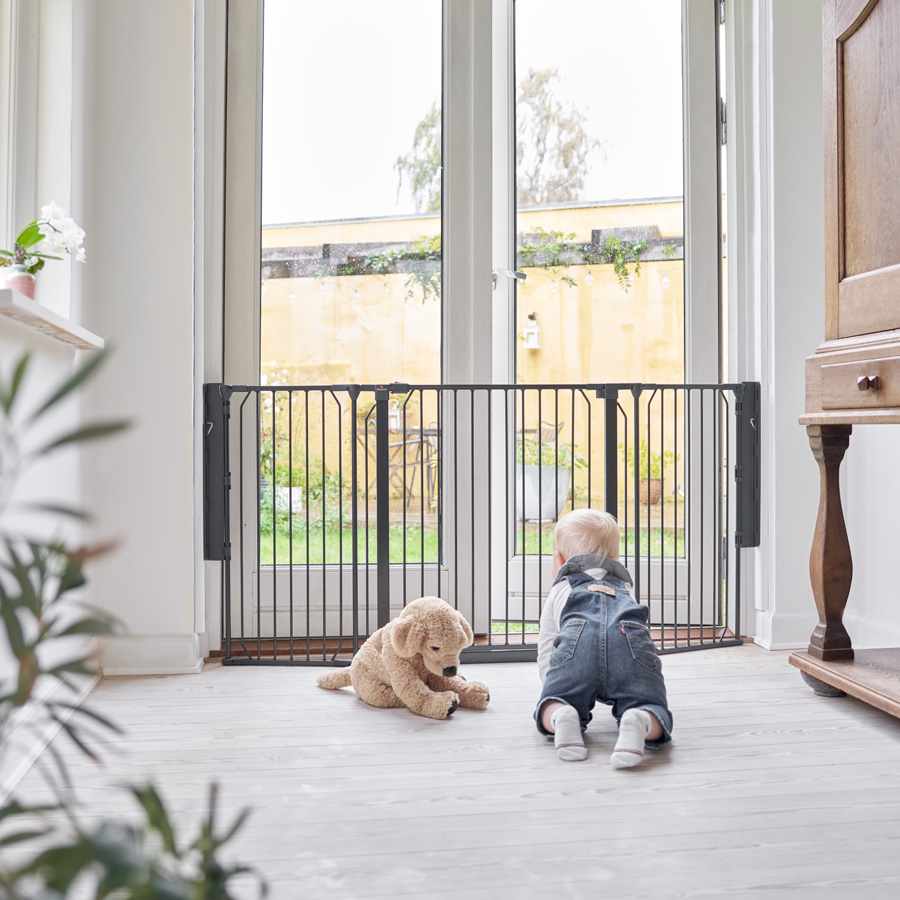 Baby Dan Univerzální prostorová zábrana BabyDan CombiFit M, černá" "Barva:černé|Druh zábrany:prostorové zábrany|Materiál:kovové|Výrobce:BabyDan|