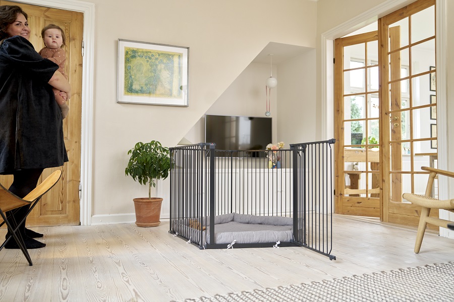 Baby Dan Univerzální ohrádka BabyDan CombiFit 5stranná ohrádka, černá" "Hmotnost:17 kg|Materiál:plast|Požadované vlastnosti:Skládací|Rozměr:100 × 100 cm|Výrobce:Baby Dan|Výška:70,5 cm|