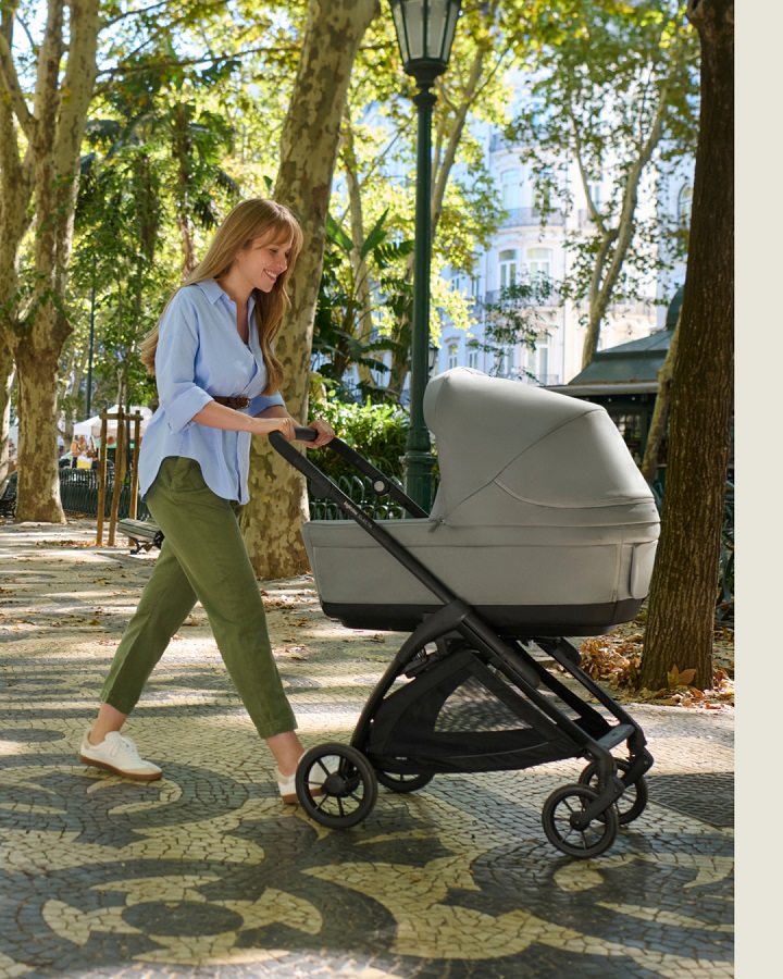 Inglesina Kočárek Inglesina Electa Duo 2v1 2025 Upper Black" "Barva:černé|Hmotnost:14|Materiál:melange|Nosnost:22 kg|Počet kol:čtyřkolové|Požadované vlastnosti:S odpružením|Typ:kombinované|Výrobce:Inglesina|Značka:Inglesina|