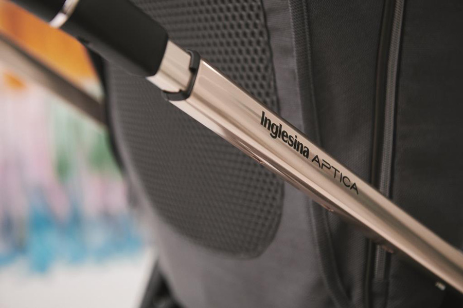 Inglesina Inglesina Sportovní kočárek Aptica 2025 Resort Blue" "Barva:modré|Počet kol:čtyřkolové|Požadované vlastnosti:odpružení, Zatáčecí kola, Lze připevnit autosedačku|Průměr předních kol:19.6 cm|Průměr zadních kol:26 cm|Typ:Sportovní|Typ kol:gelová|