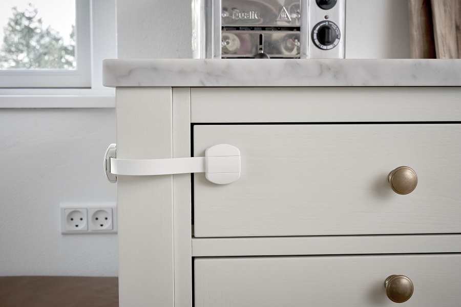 Baby Dan BabyDan univerzální bezpečnost.uzávěr Multi Purpose Lock BIO, bílý, 2ks" "Barva:bílé|Druh zábrany:bezpečnostní prvky|Eko:ano|Materiál:plast|Určení zábrany:bytové|