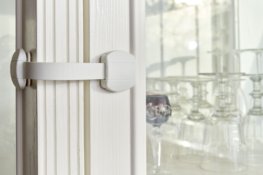 Baby Dan BabyDan univerzální bezpečnost.uzávěr Multi Purpose Lock BIO, bílý, 2ks" "Barva:bílé|Druh zábrany:bezpečnostní prvky|Eko:ano|Materiál:plast|Určení zábrany:bytové|