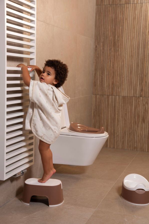Bebe-Jou Stupátko ovál Bébé-Jou Mocha Mousse" "Barva:hnědé|Materiál:plastové|Maximální nosnost:60 kg|Vzor:Mocha Mousse|Značka:Bébé-jou|