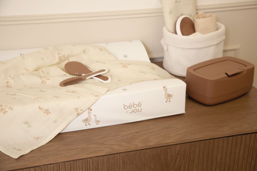 Bebe-Jou Dárková sada Bébé-Jou Mocha Mousse" "Barva:hnědé|Druh:sada kosmetických pomůcek|Použití:pro kojence|Vzor:Mocha Mousse|Značka:Bébé-jou|