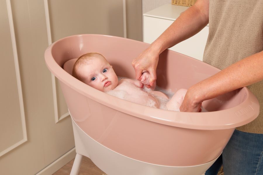 LUMA Koupací sada Luma - vanička Blush Pink se stojanem" "Barva:růžové|Délka:78|Druh:vaničky|Šířka:39|Výrobce:Luma|Výška:26|Značka:LUMA|