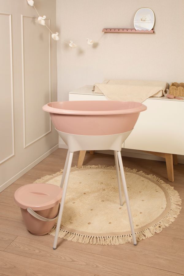 LUMA Koupací sada Luma - vanička Blush Pink se stojanem" "Barva:růžové|Délka:78|Druh:vaničky|Šířka:39|Výrobce:Luma|Výška:26|Značka:LUMA|