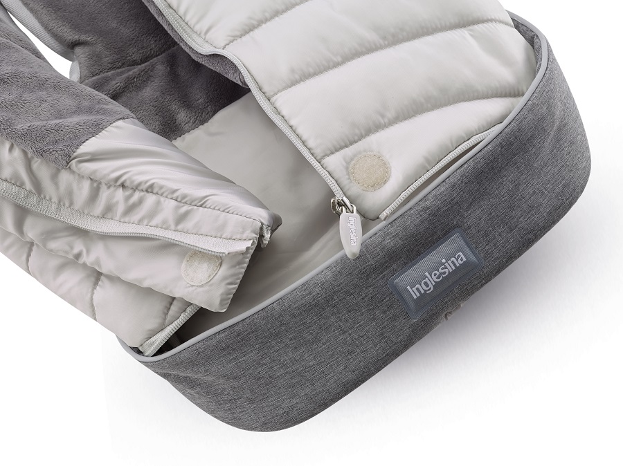 Inglesina Inglesina Fusak NewBorn Winter Muff Royal Blue pro vaničku a autosedačku" "Barva:modré|Délka:80|Druh:zimní|Materiál:polyester|Prošívaný:ano|Stahovací:ano|Typ zapínání:pojízdný zip|Umístění fusaku:do obou|