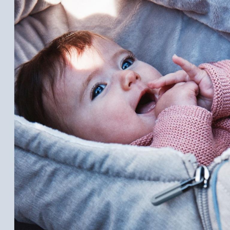 Inglesina Inglesina Fusak NewBorn Winter Muff Red pro vaničku a autosedačku" "Barva:červené|Délka:80|Druh:zimní|Materiál:polyester|Prošívaný:ano|Stahovací:ano|Typ zapínání:pojízdný zip|Umístění fusaku:do obou|