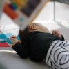 BABY EINSTEIN Postieľka s ohrádkou na hranie a klavírom 3v1 Kick & Snooze™ 0m+
