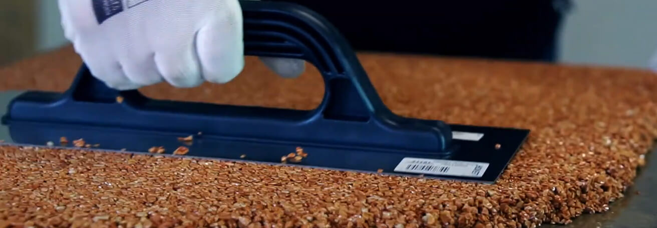 Jak vyčistit betonové povrchy a zámkové dlažby od mechu