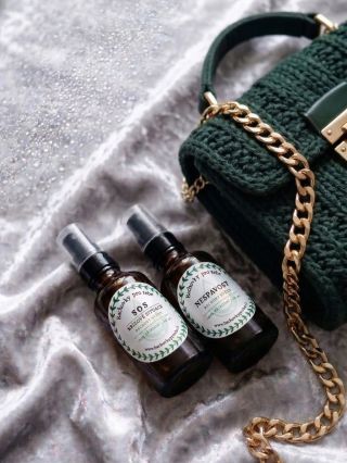 "Stylová lahvička Bachových esencí v kabelce jako osobní rituál elegance, péče a vnitřní síly.“🌸🌱 Zakoupíš na:...