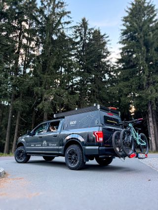 Ready na všechna dobrodružství. Doslova🤟 Ať už míříme na trail, do hor nebo jen za západem ☀️ . Camper @gfc_usa 🇬🇧 Ready...