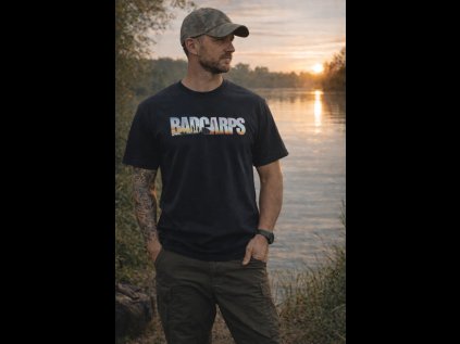 Muž u řeky při západu slunce