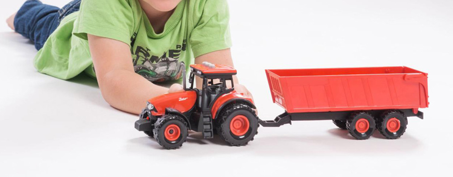 hracka-traktor-zetor-na-zotrvacnik-s-vleckou-5