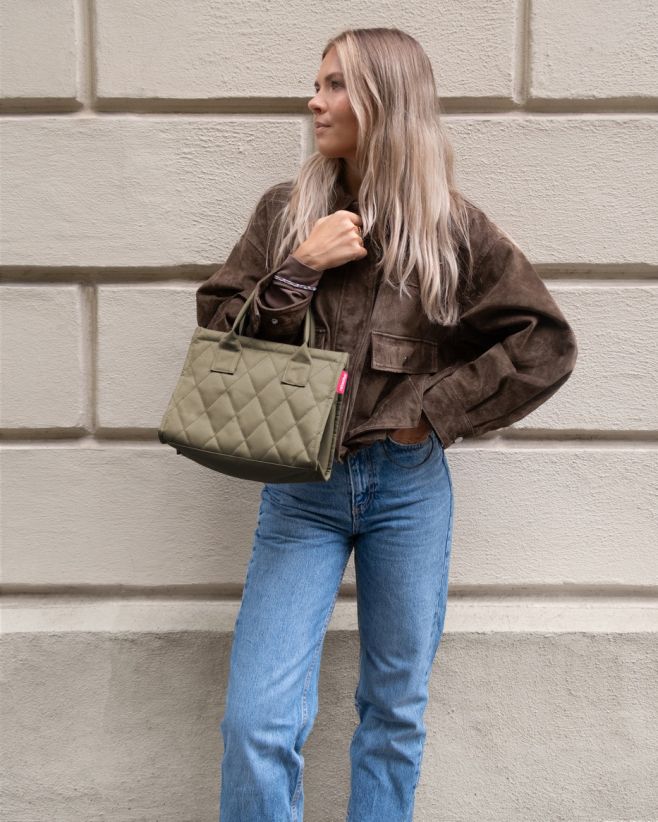 Elegantní, kompaktní a dokonale sladěná ✨ Crossbody kabelka Reisenthel Daily Shopper XS v designu Rhombus olive je ideální...