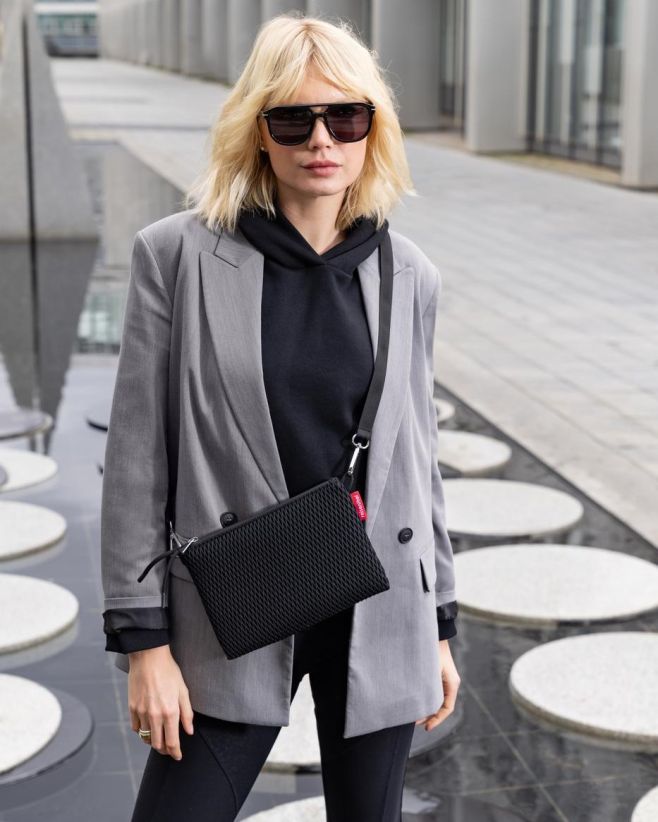 🖤 Lehká. Kompaktní. Stylová. Taška přes rameno Extralite Case 1 od Reisenthel je ideální parťák na cesty, koncerty i...