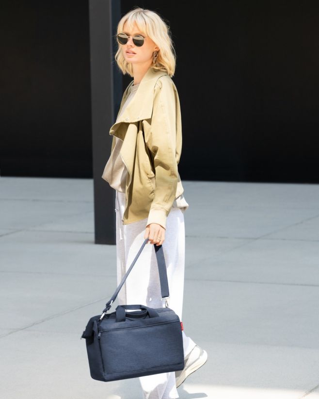 🆕 Novinka v naší kolekci! Taška přes rameno Allrounder S pocket je teď dostupná v elegantní Twist navy 🌊✨. Praktická,...