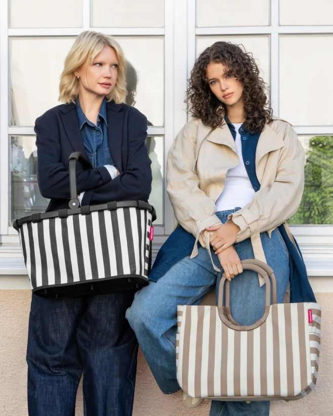 ✨ Nové kousky právě dorazily! ✨ Seznamte se s kolekcí Summerstripes od Reisenthel – nadčasové pruhy v moderním pojetí. 🖤...