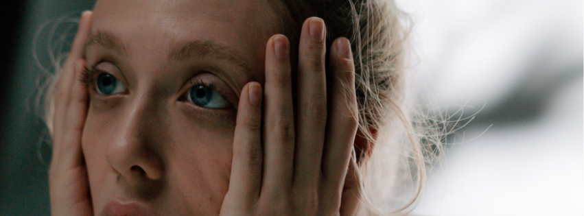 Zimní PMS a únava: Proč jsou intenzivnější a co opravdu pomáhá (místo dalšího šálku kávy)