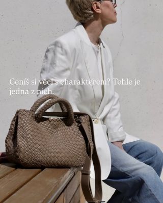 Ručně pletená kabelka z pravé kůže — vytvořená mistry v Toskánsku. Značka Ghibli ji vyrábí v Itálii už od roku 1968....