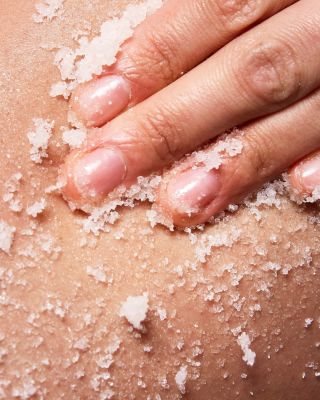 DELIRIUM FLORAL tělový peeling ✨ Peeling, který promění péči o tělo v smyslový rituál 🤍 Jemná sůl z Camargue v kombinaci s...