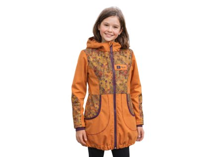 dívčí kabát balonový, hořčicový ala klimt, modelka, bílé pozadí