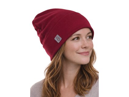 dámská čepice s ohrnutým lemem, bordó, modelka
