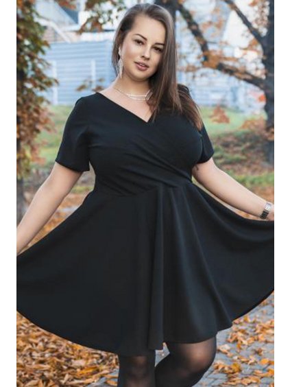 Krátke elegantné šaty s obálkovým výstrihom a rozšírenou sukňou pre moletky Julka čierne