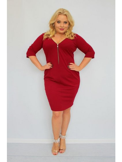 NA SKLADE Priliehavé spoločenské šaty so zipsovým výstrihom pre moletky Opal bordové