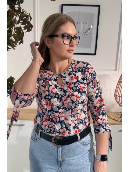 Dámska viskózová blúzka pre moletky Zuna tmavomodrá s ružovými kvetmi