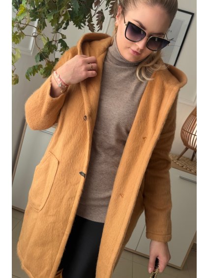 Hrejivý dámsky zimný oversize kabát s kapucňou pre moletky OFELI karamelový