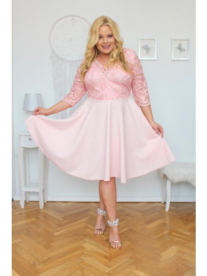 Krátke spoločenské šaty s čipkou a rozšírenou sukňou pre moletky Almira púdrovo ružové