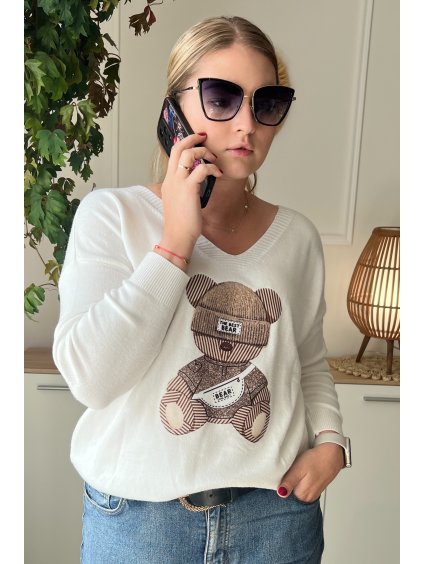 Pohodlný plus size sveter s aplikáciou macka Janet biely