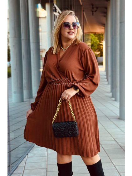 Krátke dámske šaty s rozšírenou plisovanou sukňou pre moletky Filia karamelové