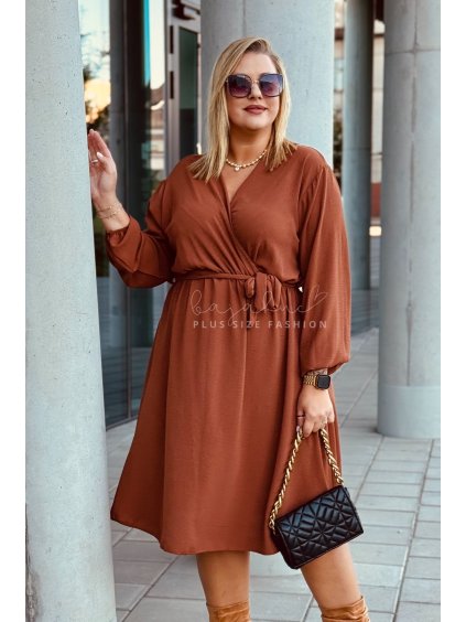 Jednoduché krátke dámske šaty s opaskom pre moletky Marita karamelové