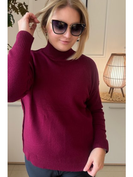 Jednoduchý a pohodlný dámsky plus size svetrík s polorolákom Liam bordový