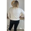 Pohodlný plus size sveter s aplikáciou macka Janet krémový