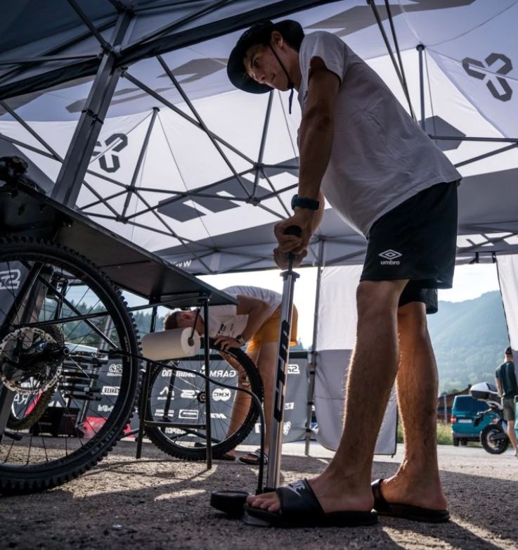 Prečo je dôležitý správny tlak v pneumatikách na bicykli?