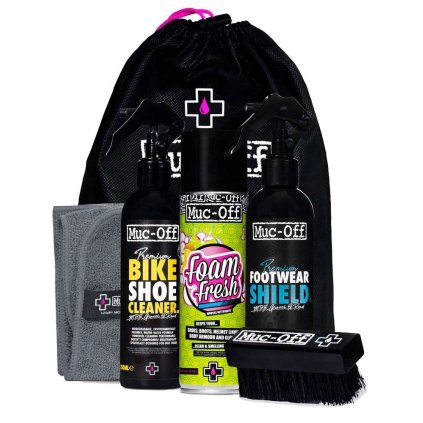Muc-Off Premium Bike Shoe Care Kit je dokonalá prémiová súprava na čistenie bicyklovej obuvi. Súprava obsahuje všetko, čo potrebujete na to, aby ste svojim topánkam preukázali lásku. Nájdete v nej špičkový hydrofóbny repelent proti dažďu, superúčinný čistič topánok, prémiovú kefku a handričku z mikrovlákna, aby ste mohli osviežiť svoje MTB alebo cestné topánky - bez ohľadu na to, aké špinavé alebo zablatené sú. Obsahuje všetky nástroje na to, aby vaša obuv vyzerala ako nová. Silný čistiaci výkon Neznižuje priedušnosť Bezpečný na technické tkaniny, semiš, nubuk, kožu a iné tkaniny Prémiová kefa na bicyklovú obuv Syntetické štetiny z PP ľahko odstraňujú špinu a blato Ručne vyrobená drevená rukoväť Sietotlač loga Muc-Off Skvelé na všestranné čistenie Tvrdý na odolné škvrny Prémiový čistič bicyklovej obuvi Biologicky odbúrateľná, ekologická receptúra na báze vody Silný čistiaci výkon Neohrozuje priedušnosť Vhodný a bezpečný - špeciálne navrhnutý pre cyklistickú obuv Bezpečný na technické tkaniny, semiš, nubuk, kožu a iné tkaniny* Perfektný na prípravu obuvi na čerstvé impregnačné/reflexné ošetrenie, ako je Muc-Off Premium Footwear Shield Praktická 250 ml fľaša s rozprašovačom *Pred použitím skontrolujte pokyny na ošetrovanie od výrobcu obuvi.  Prémiová ochrana na obuv Vhodné a bezpečné použitie - špeciálne navrhnuté pre cyklistickú obuv Pokročilá polymérová technológia ponúka vynikajúci výkon bez použitia škodlivých chemikálií Zloženie na báze vody Bezpečný na technické tkaniny, semiš, nubuk, kožu a iné tkaniny* Pridané ošetrujúce prísady pre kožu, nubuk a semiš Hydrofóbny - ponúka vynikajúcu vodoodpudivosť Zlepšuje odolnosť voči nečistotám a oleju Maximalizuje priedušnosť Neobsahuje PFC/nie je nebezpečný Účinný bez aktivácie teplom Praktická 250 ml fľaša s rozprašovačom *Pred použitím si prečítajte pokyny na ošetrovanie od výrobcu obuvi.  Šedá tkanina z mikrovlákna Mimoriadne mäkká, vysokokvalitná utierka Bezpečná na použitie na všetkých povrchoch Materiál s hlbokým vlasom zachytáva nečistoty hlboko v hrebeni utierky, čím zabraňuje poškriabaniu alebo víreniu Technológia delených vlákien na zvýšenie absorpčnej schopnosti Možno prať v práčke Muc-Off Foam Fresh Skvelé na čistenie vnútornej strany obuvi Jemne rozrušuje špinu a nečistoty S vôňou citrónovej šťavy Muc-Off Tote taška Uschová všetky prípravky pohromade