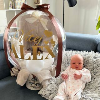 Jsou momenty, které trvají jen pár vteřin… a přesto v nás zůstanou navždy 🤍 První chvíle doma. První pohledy. První...