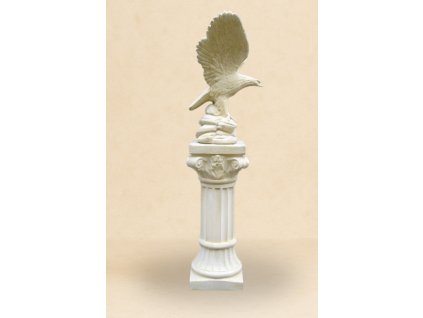 Jestřáb ltící na podstavci