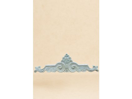 Plastika nad okno kroucená