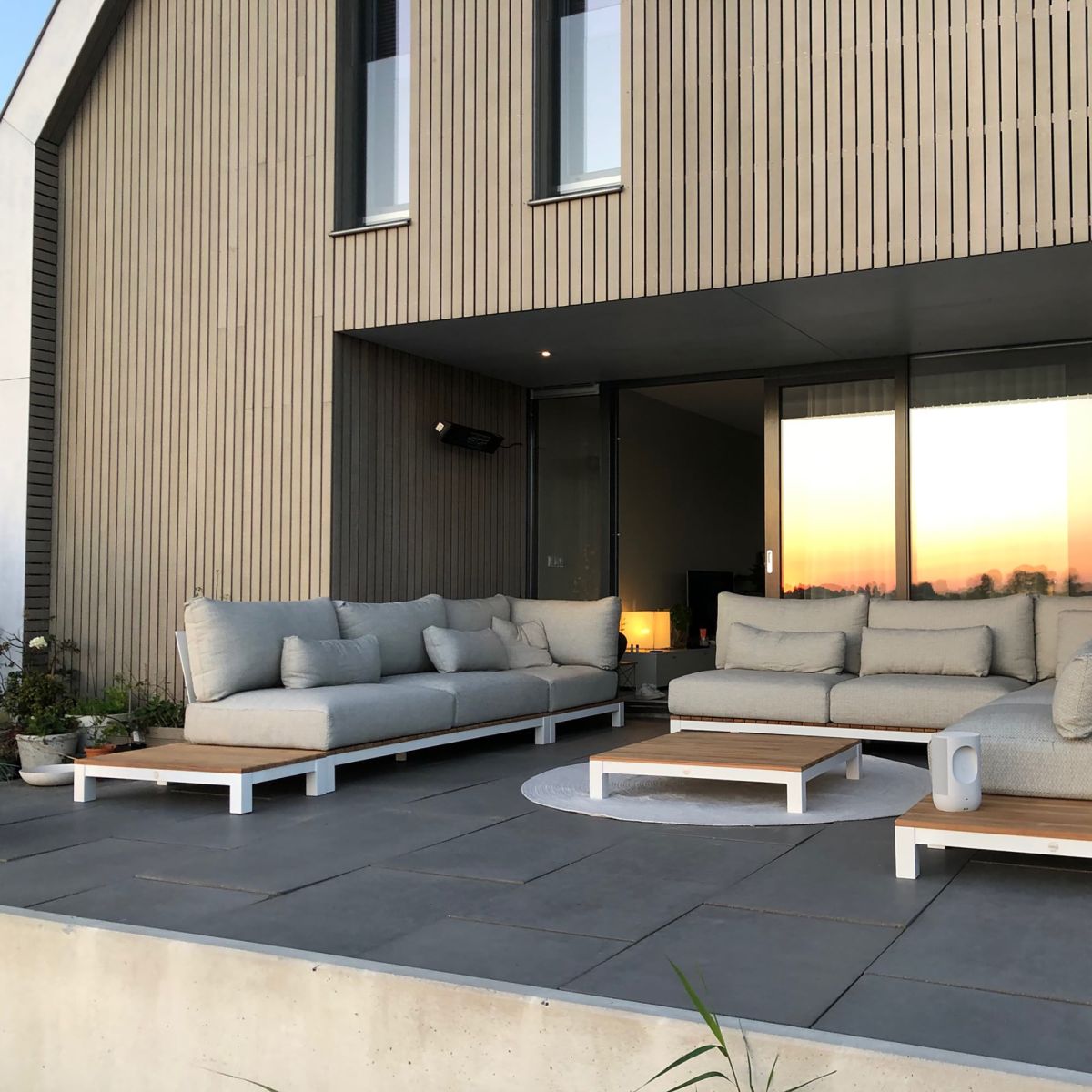 10 nápadov na terasu bytu – elegantné spôsoby, ako predstaviť farby, výsadbu a nábytok