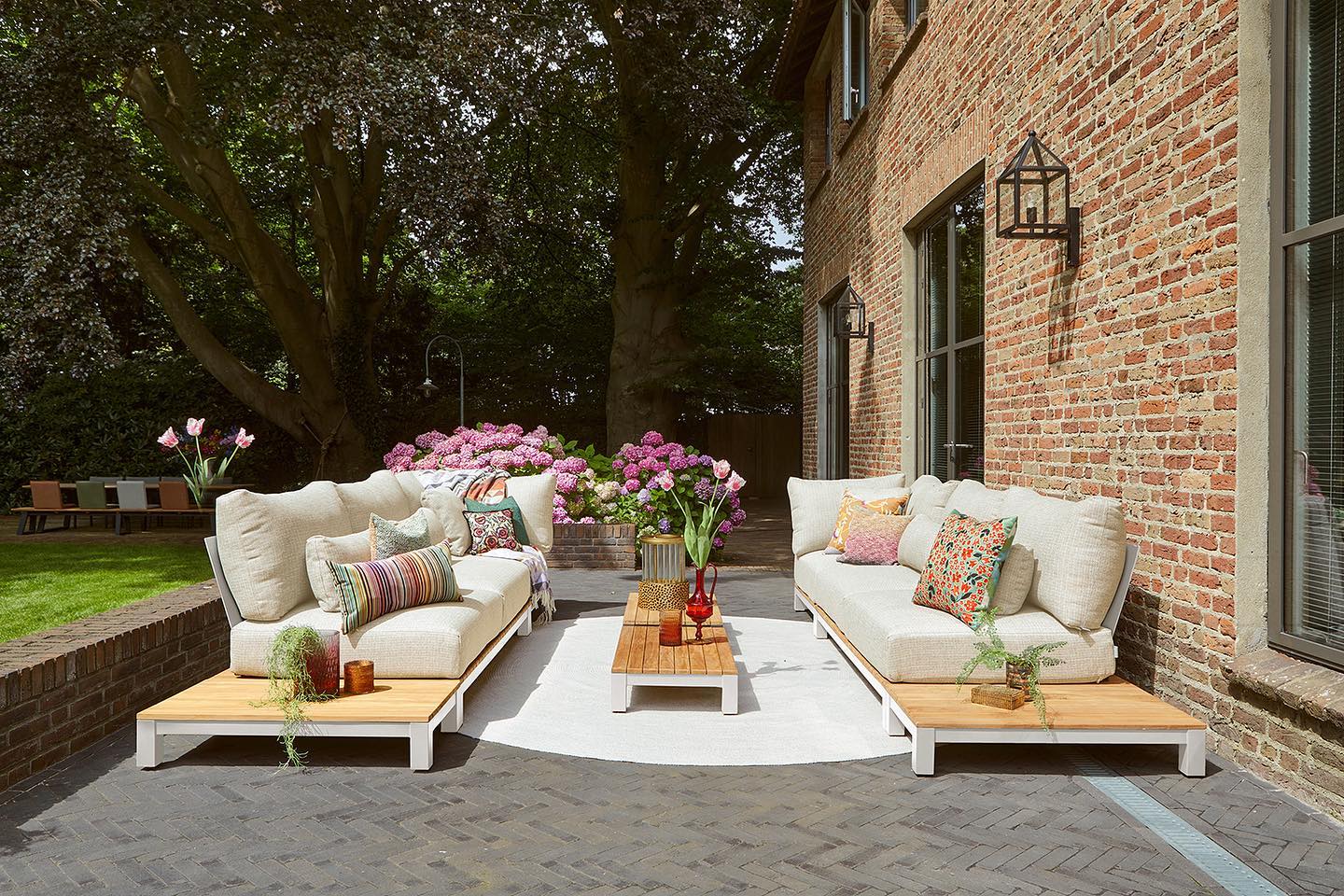 Najlepší vonkajší nábytok, ktorý premení váš dvor alebo balkón na dokonalé letné útočisko