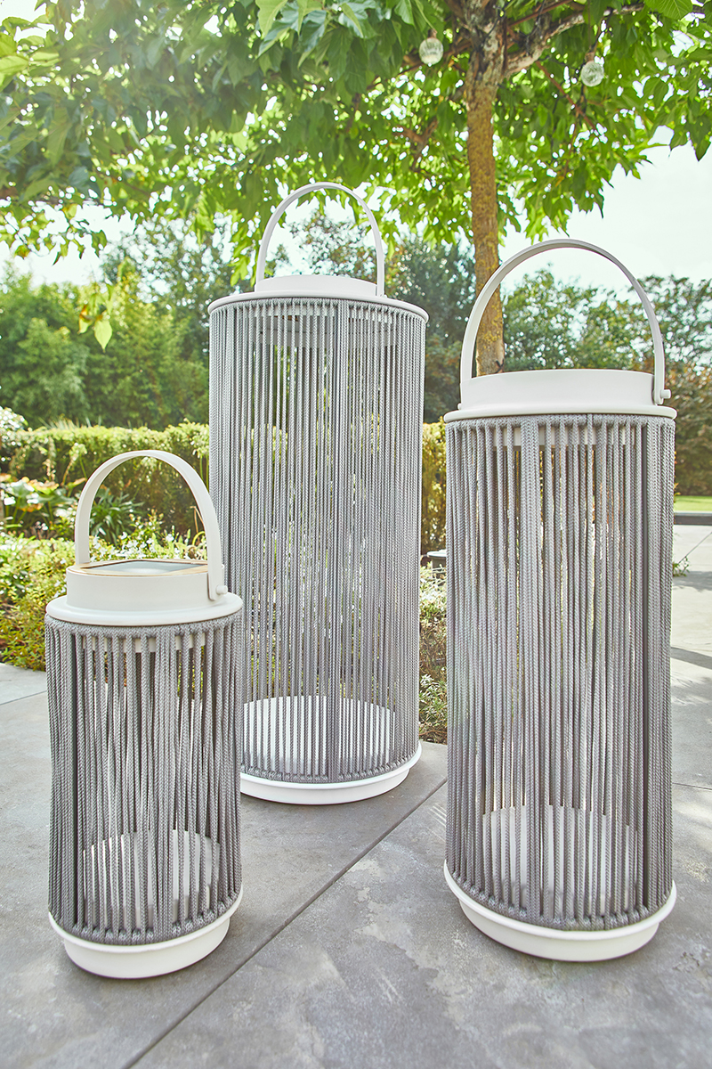 Ako si spríjemniť letné večery v záhrade? Okrem osvetlenia myslite aj na príjemnú vôňu