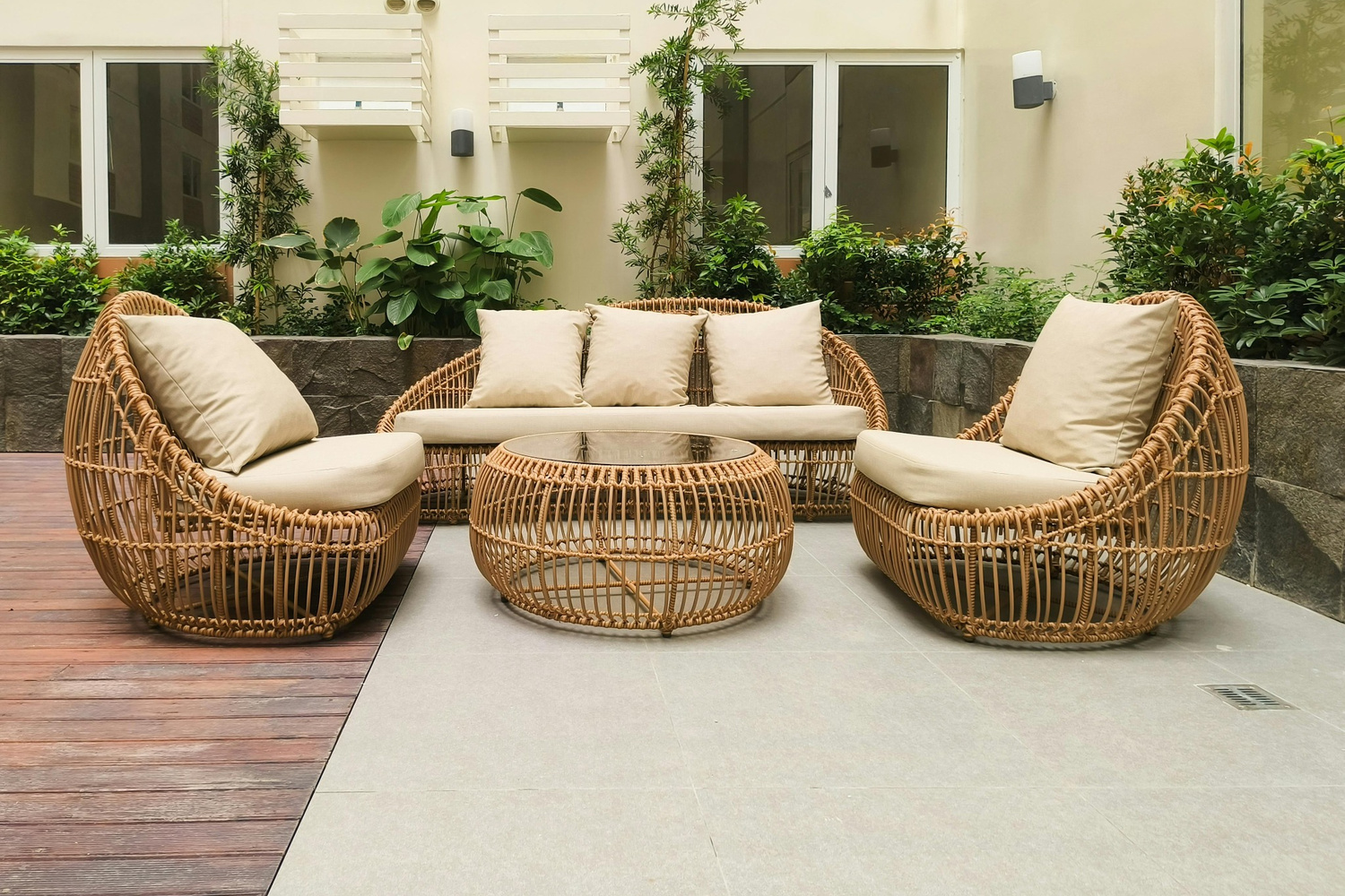 Ratanový vs. polyratanový nábytok: Aký je rozdiel a ktorý sa viac hodí na terasu?