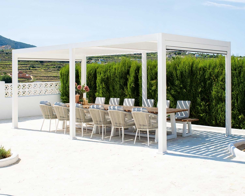 Biela hliníková pergola do záhrady značky SUNS: Elegantné riešenie pre váš exteriér
