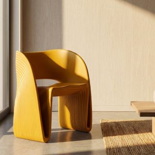 ✨ Keď dizajn žiari farbami 🌈 Kreslo Sand Mustard od Maura Ferrettiho je presne ten kúsok, ktorý rozjasní interiér a...