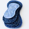 Modré odstíny biobavlněného saténu u všech velikostí menstruačních látkových vložek Bamboolik - slipové, denní, noční